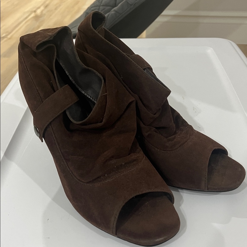 Charles Albert Women’s Heels Brown Peep Toe Button Detail Slouchy Bootie